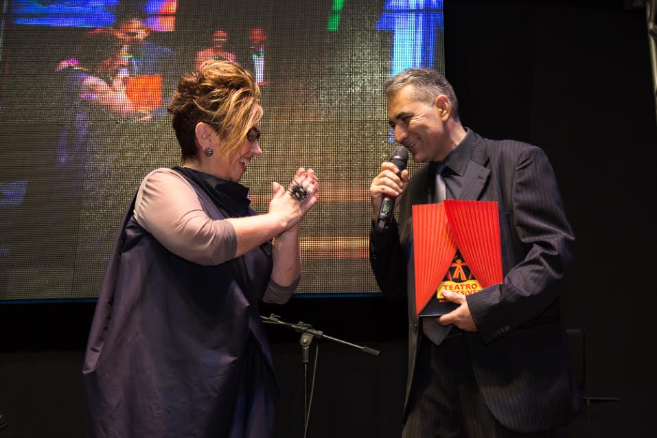 Foto de Claudia Werneck recebendo prêmio de Sérgio Paixão