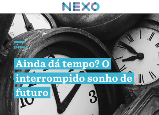 Imagem que mostra o cabeçalho do jornal em que o artigo foi inicialmente publicado. No topo, a logomarca do jornal NEXO. Abaixo dela, aparece a etiqueta "ensaio" e o título do artigo destacado por tarjas de cor verde. No fundo, há uma imagem em preto e branco que mostra relógio analógicos de madeira amontoados uns nos outros.