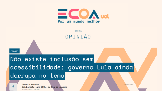 Imagem retangular horizontal, com fundo de cor rosa claro, que mostra a página da revista online ECOA Uol em que o artigo foi publicado. De cima para baixo, aparecem: a logo da revista, a indicação "Coluna - opinião", o título "Não existe inclusão sem acessibilidade; governo Lula ainda derrapa no tema" e o nome de Claudia Werneck, autora do artigo.