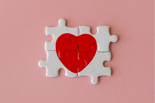 Quatro peças de quebra-cabeça que formam a imagem de um coração.